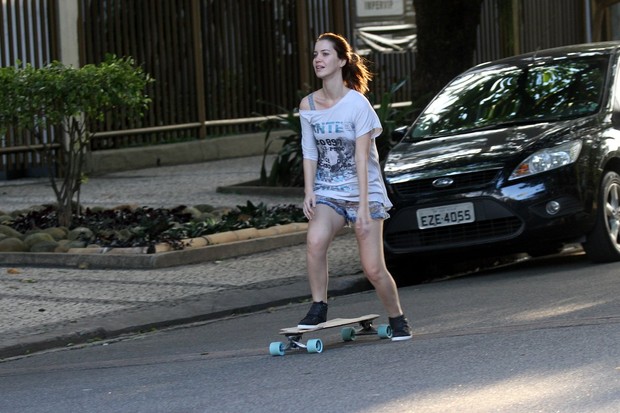 Nathalia dill anda de skate com o namorado no Rio (Foto: Marcos Ferreira/Photorionews)