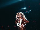 Beyoncé mostra curvas em vestido curto e faz homenagem a Jay-Z