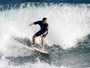 Vladimir Brichta tira onda, literalmente, em dia de surf na praia da Macumba