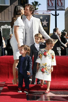 Matthew McConaughey com a mulher, Camila Alves, e os filhos Livingston, Levi e Vida em cerimônia na Calçada da Fama em Los Angeles, nos Estados Unidos (Foto: Danny Moloshok/ Reuters)