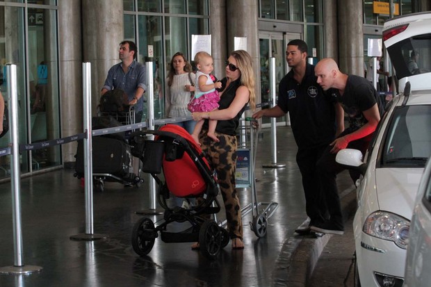 Sheila Mello e Fernando Scherer com a filha em aeroporto (Foto: Orlando Oliveira / AgNews)