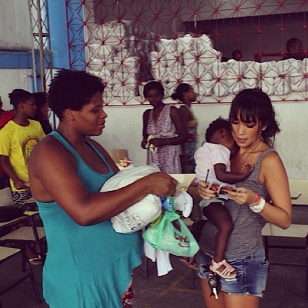 Dani Suzuki entrega presentes de Natal (Foto: Reprodução/ Instagram)