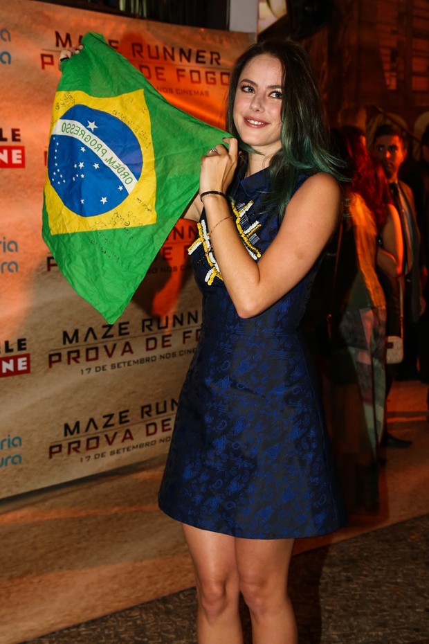 Kaya Scodelario com a bandeira do Brasil (Foto: Manuela Scarpa/Photo Rio News)