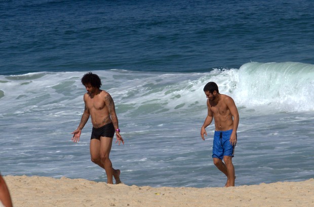 Marcelo lateral esquerdo da Seleção Brasileira com amigos na praia de Ipanema (Foto: Wallace Barbosa/AgNews)