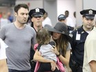 Megan Fox aparece com visual despojado em aeroporto