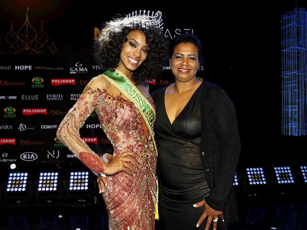Miss Brasil 2016 Raissa Santana, do Paraná, com a mãe, Roseneide Oliveira Santana,  em São Paulo (Foto: Celso Tavares/ EGO)