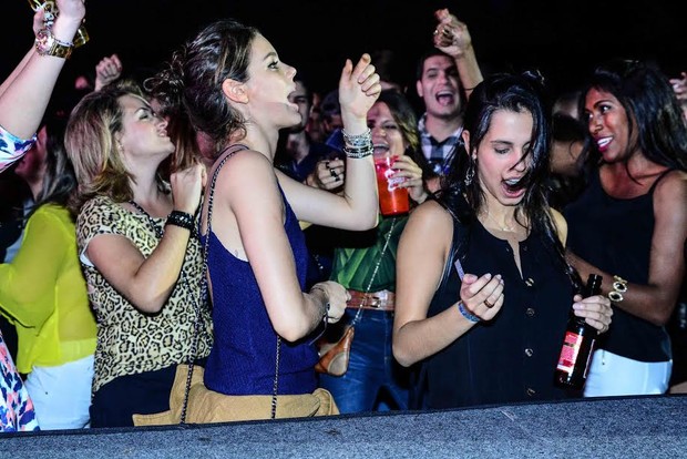 Laura Neiva se diverte com amigas em baile funk (Foto: Léo Franco/AgNews)