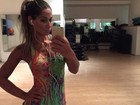 Mayra Cardi faz selfie com look curtíssimo