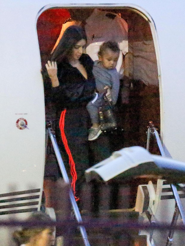 Kim Kardashian com o filho, Saint West, em Los Angeles, nos Estados Unidos (Foto: Grosby Group/ Agência)