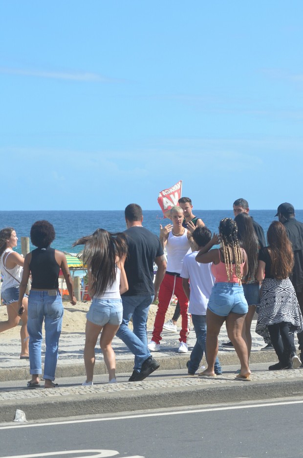 Justin Bieber e assédiado em Praia de Ipanema no Rio de Janeiro (Foto: Webert Belicio  / Divulgação )