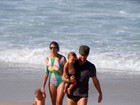 Marcelo Serrado curte praia com os filhos gêmeos