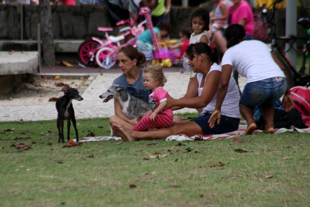 Betty Gofman com as filhas na Lagoa (Foto: JC Pereira e Gil Rodrigues / Foto Rio News)