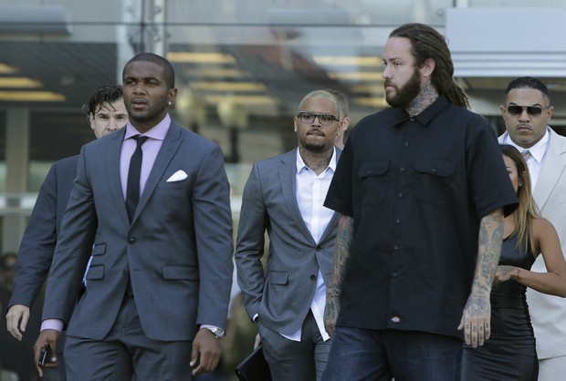Chris Brown deixando o tribunal (Foto: Agência Reuters)