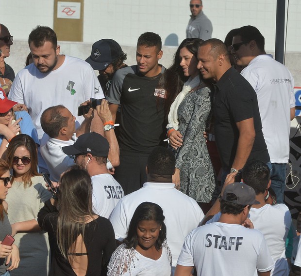 Neymar e pai tirando foto com morena (Foto: Delson Silva / Agnews)