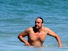 Alexandre Borges se refresca com mergulho no mar do Rio