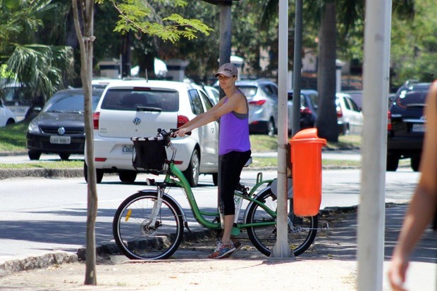 Fernanda Lima andando de bicicleta na Lagoa (Foto: JC Pereira/AgNews)