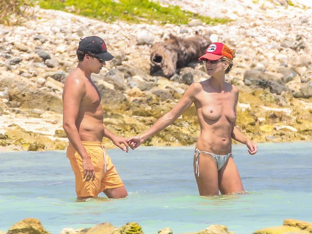 Heidi Klum com o namorado, Vito Schnabel, em praia em Tulum, no México (Foto: AKM-GSI Brasil)