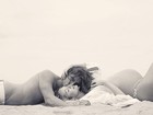 Candice Swanepoel posa em praia com marido, Herman Nicoli