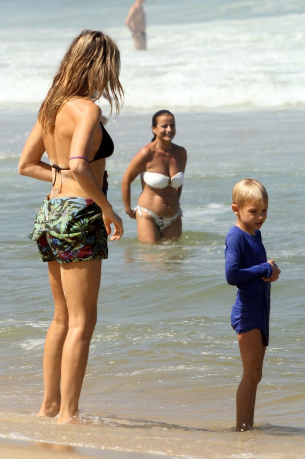 Fernanda Lima e o filho (Foto: J.Humberto \ AgNews)