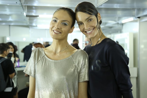 Barbara Berger e Mari Coudebella - Backstage do Elle Fashion (Foto: Roberto Filho / BRAZIL NEWS)