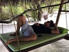 Vida boa: Rodrigo Godoy relaxa em cama durante lua de mel com Preta Gil