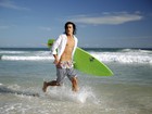 Bruno Montaleone, de ‘Malhação’, mostra corpo esculpido pelo surfe 