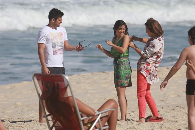 Polliana Aleixo e Bruno Gissoni gravam na praia (Foto: Dilson Silva / Agnews)