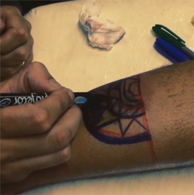 Thammy Miranda em estúdio de tatuagem (Foto: Instagram / Reprodução)