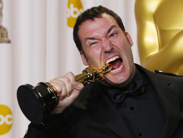 Mark Andrews com o Oscar de melhor animação por ‘Bravo’ (Foto: Mike Blake/ Reuters)