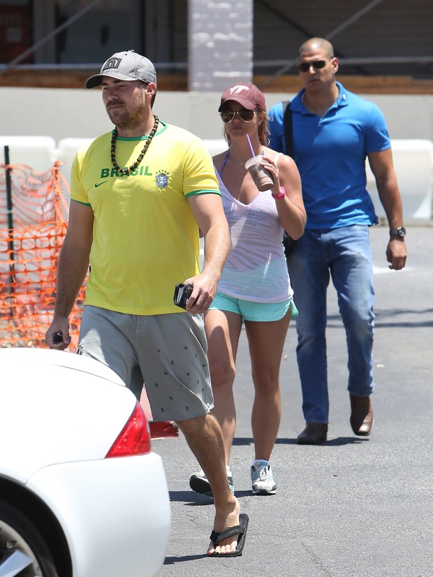 Britney Spears e o namorado, David Lucado, em Los Angeles, nos Estados Unidos (Foto: Grosby Group/ Agência)