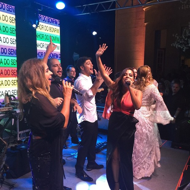 Daniela Mercury e Anitta cantam na festa de casamento de Preta Gil e Rodrigo Godoy em Santa Teresa, no Centro do Rio (Foto: Instagram/ Reprodução)