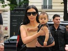 Kim Kardashian passeia por Paris com a filha no colo
