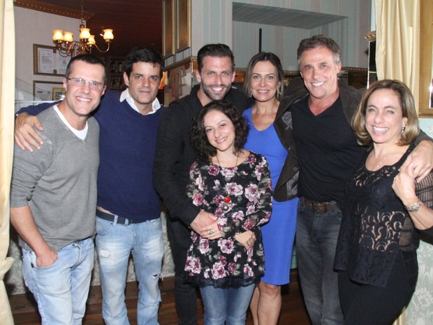 Oscar Magrini com amigos em restaurante na Zona Oeste do Rio (Foto: Thyago Andrade/ Foto Rio News)