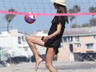 Batendo um bolão: Alessandra Ambrósio faz embaixadinha na praia