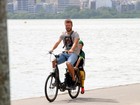 Rodrigo Hilbert curte passeio de bicicleta com o filho