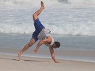 Kléber Bambam joga capoeira na praia