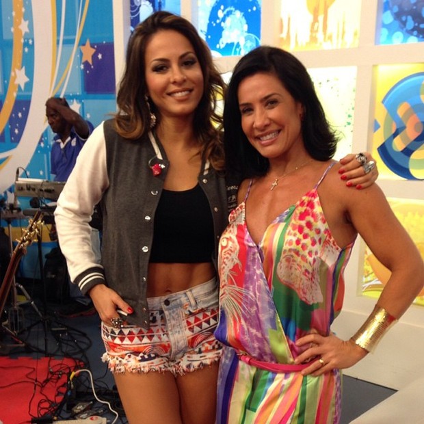 Alinne Rosa e Scheila Carvalho em programa de televisão (Foto: Instagram/ Reprodução)