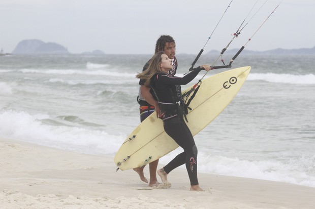Cristiane Dias faz cait surf na praia da Barra da Tijuca  (Foto: Dilson Silva / Agnews)