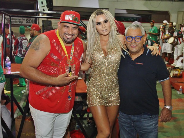 Thiago Diogo, Fernanda Lacerda e Jayder Soares na quadra da Grande Rio, na Baixada Fluminense (Foto: Irapuã Jeferson/ Divulgação)