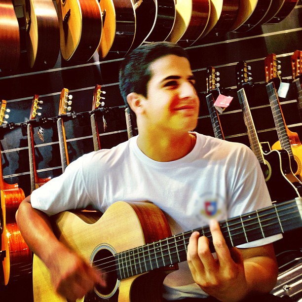 Enzo tocando violão (Foto: Instagram / Reprodução)