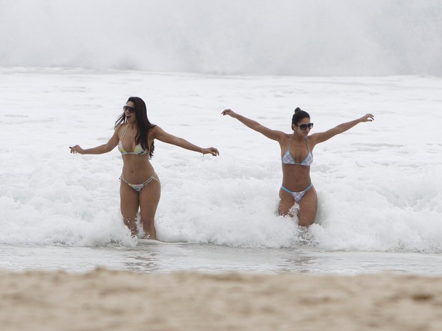 Graciella Carvalho e Nuelle Alves curtem praia do Leblon, RJ (Foto: Gil Rodrigues/ FotoRio News)