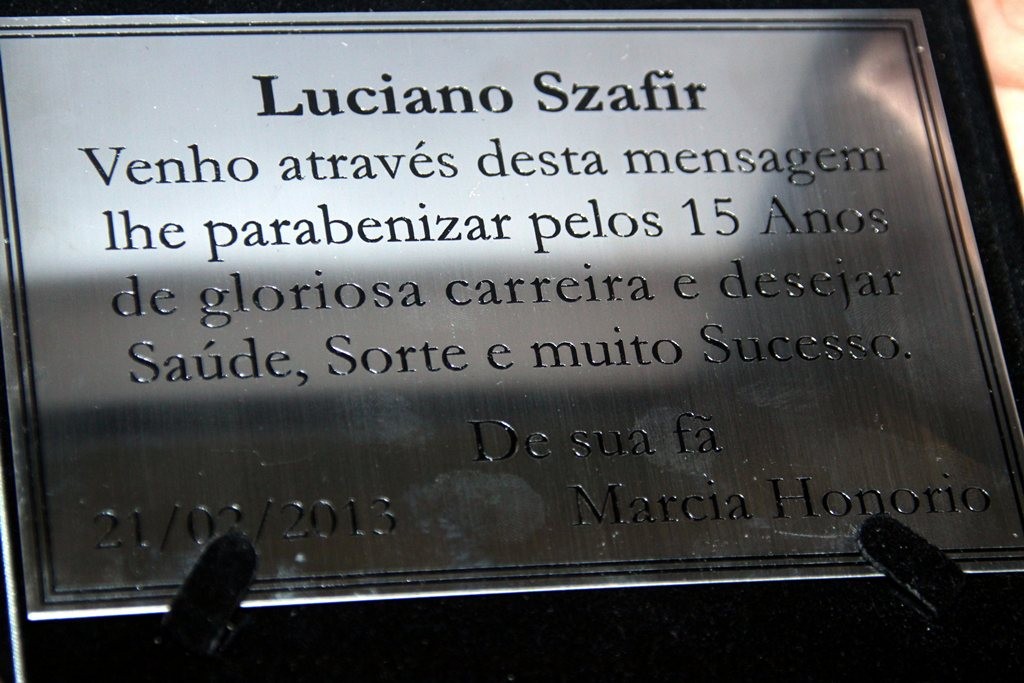A placa com os dizeres (Foto: Graça Paes/Foto Rio News)