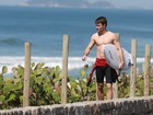 Sem camisa, Kayky Brito exibe corpo sarado em manhã de surfe