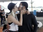 Famosos como Sophia Abrahão trocam beijos no Lollapalooza