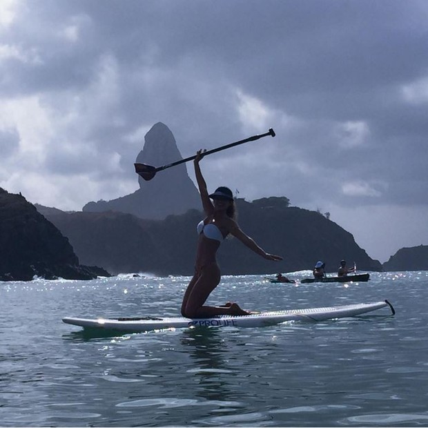Paula Fernandes faz stand up paddle em Fernando de Noronha (Foto: Reprodução/Instagram)