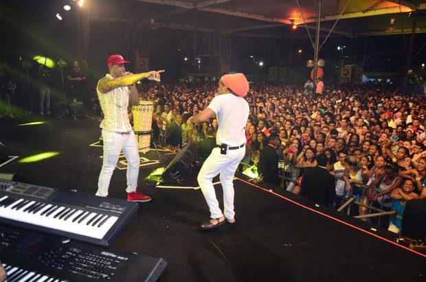 Carlinhos Brown  e Léo Santana no show do Parangolé em Salvador, na Bahia (Foto: Fred Pontes/ Divulgação)