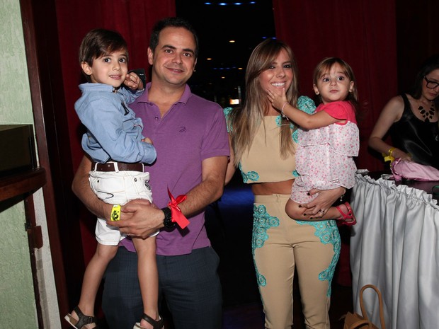 Carioca com a família (Foto: Manuela Scarpa / Foto Rio News)