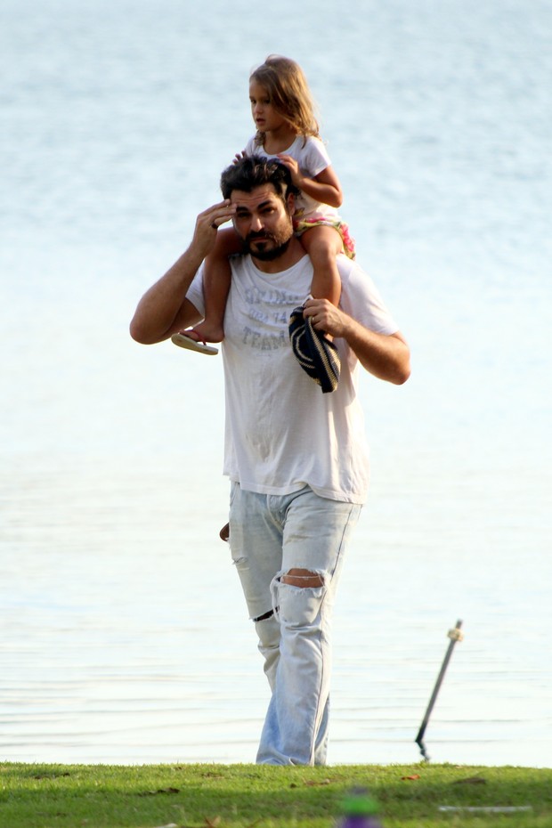 Thiago Lacerda se diverte com os filhos (Foto: J.Humberto/AgNews)