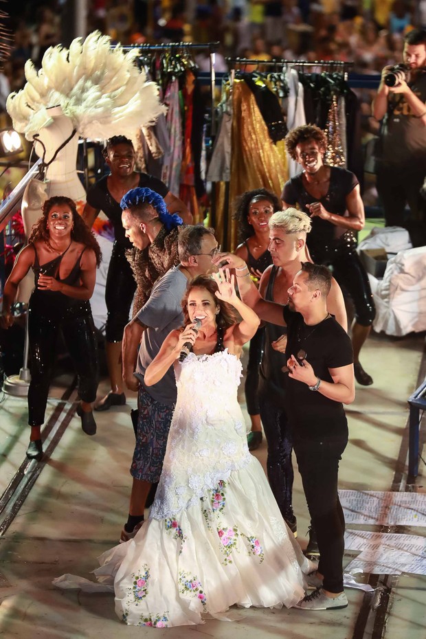 Daniela Mercury se transforma em noiva (Foto: Raphael Castello/AgNews)