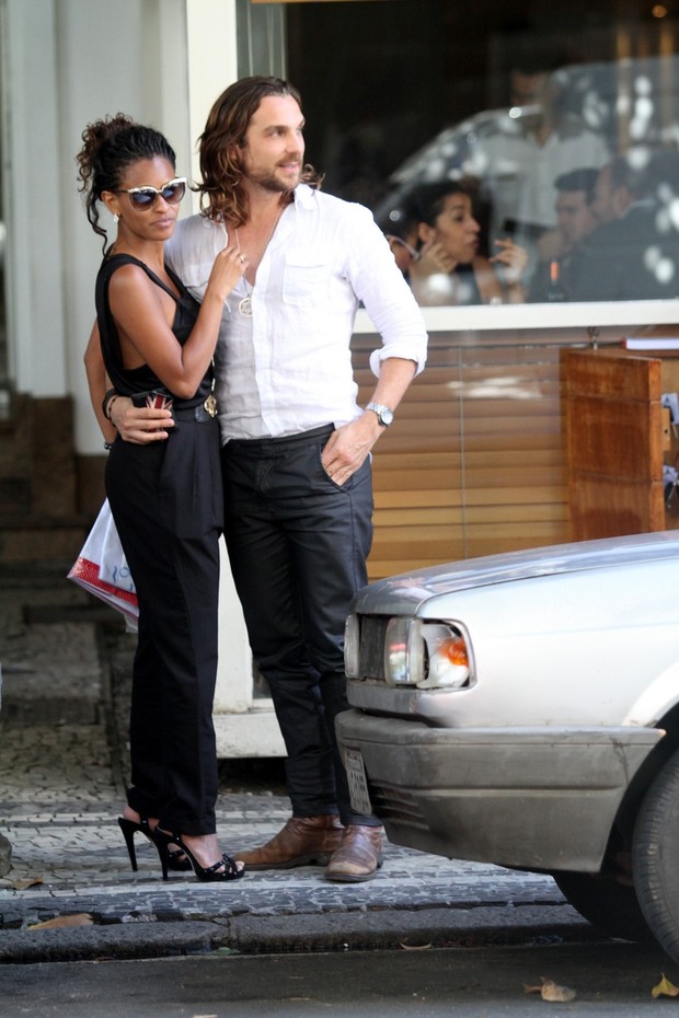 Igor Rickli com a namorada saindo do restaurante no Leblon (Foto: Wallace Barbosa/AgNews)